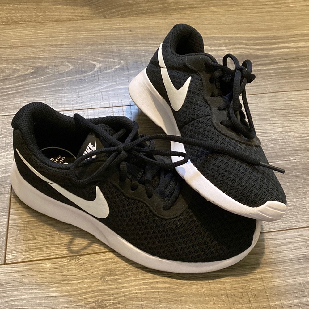 NIKE SHOES SIZE 5.5